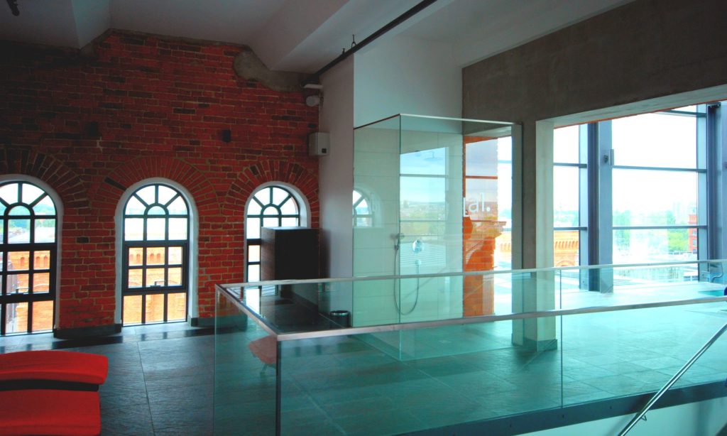 balustrada szklana z pochwytem stalowym mocowana liniowo 